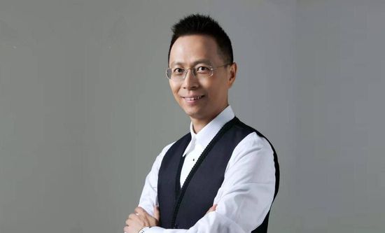 扒开肥白的屁股啪啪